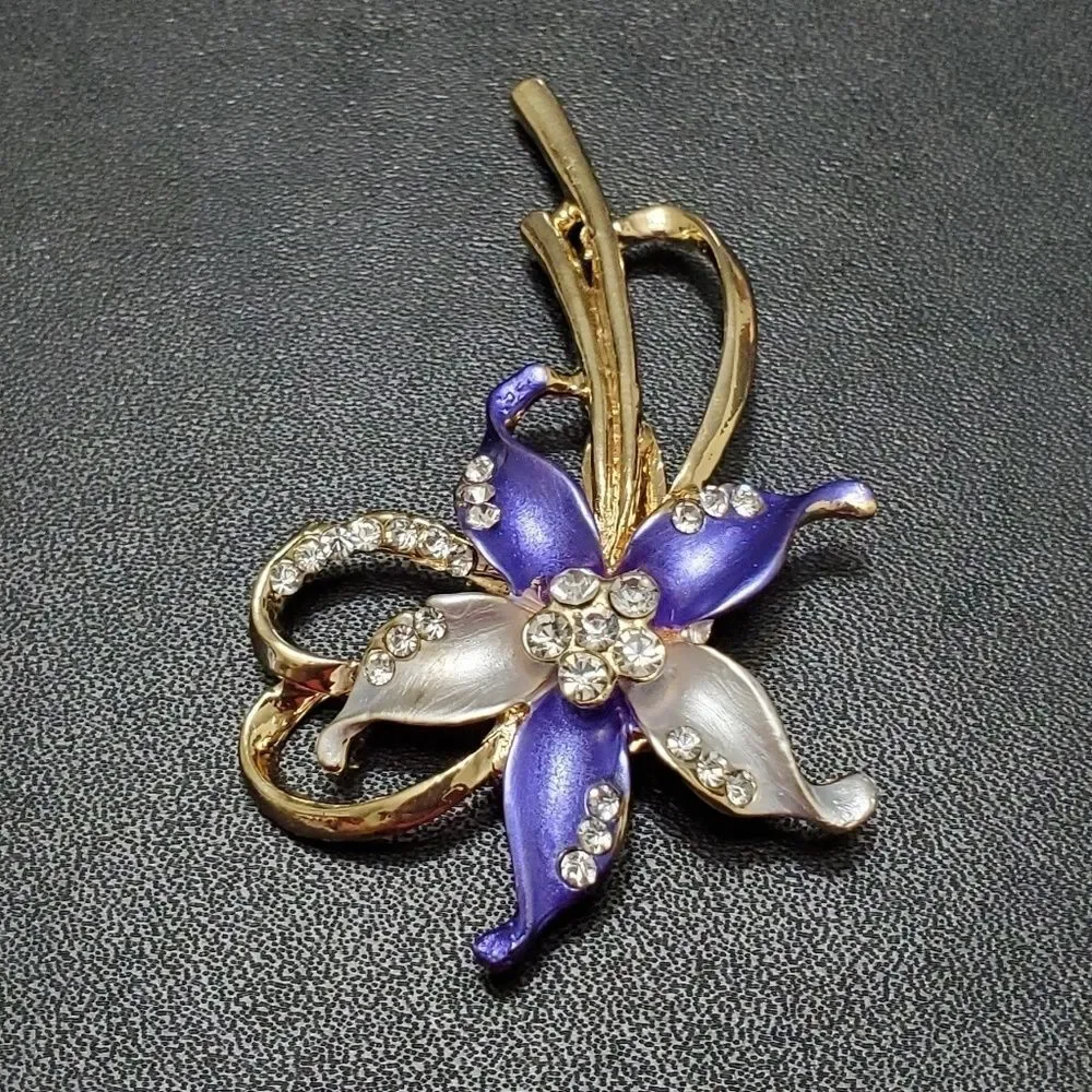 Gold tone blue and white flower brooch